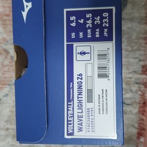 Mizuno volleyball sneakers women's 6.5